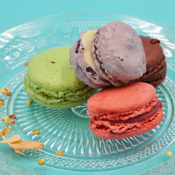 Macarrons de pistacho, fresa y chocolate